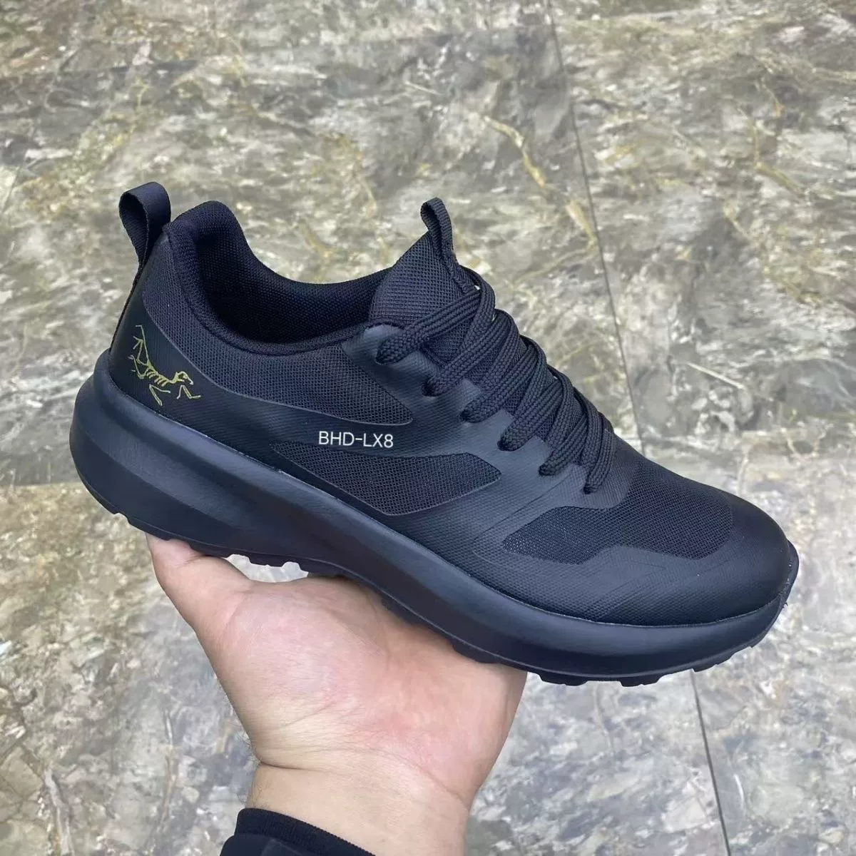 Кроссовки из сетки, весна-лето 2025, новые, чёрно-золотые, дышащие, на толстой нескользящей подошве, повседневные, спортивные, модные, универсальные.