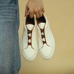 快適な通気性のある本革男性の板靴の低い足の本革の白い靴の滑り止めの底の屋外の運動のカジュアルシューズ
