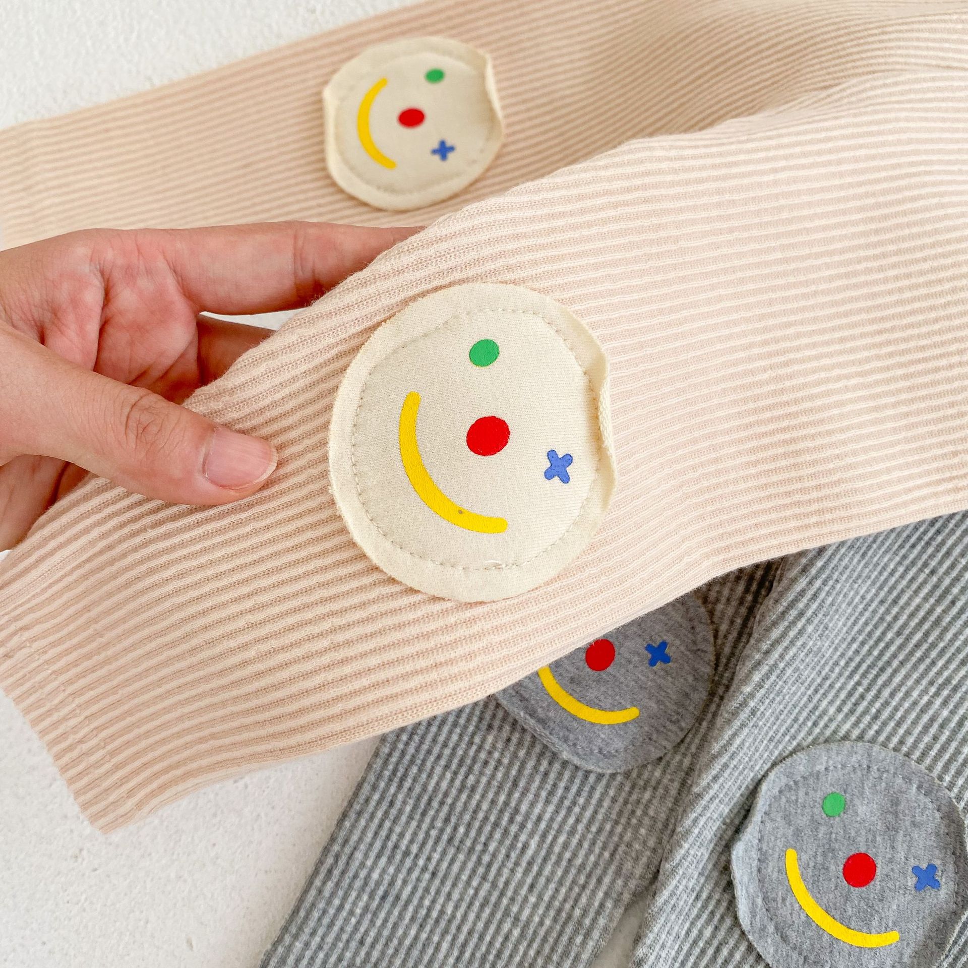 Collezione autunno 2024: maglietta a maniche lunghe con lettere stampate per neonati e bambini piccoli, pantaloni con toppa con faccina sorridente,_voghion.com