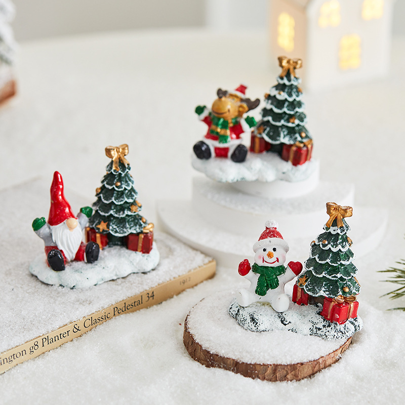 クリスマスの新しいクリスマスツリーの小さなシーン雪の家の部屋の装飾ホテルのデパートのショーウインドーの祝日の装飾|undefined