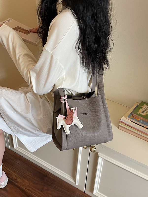 Este año popular simple bolso de cubo portátil para mujeres 2026 nuevo estilo de alto nivel lichi estampado lujoso mochila de hombro