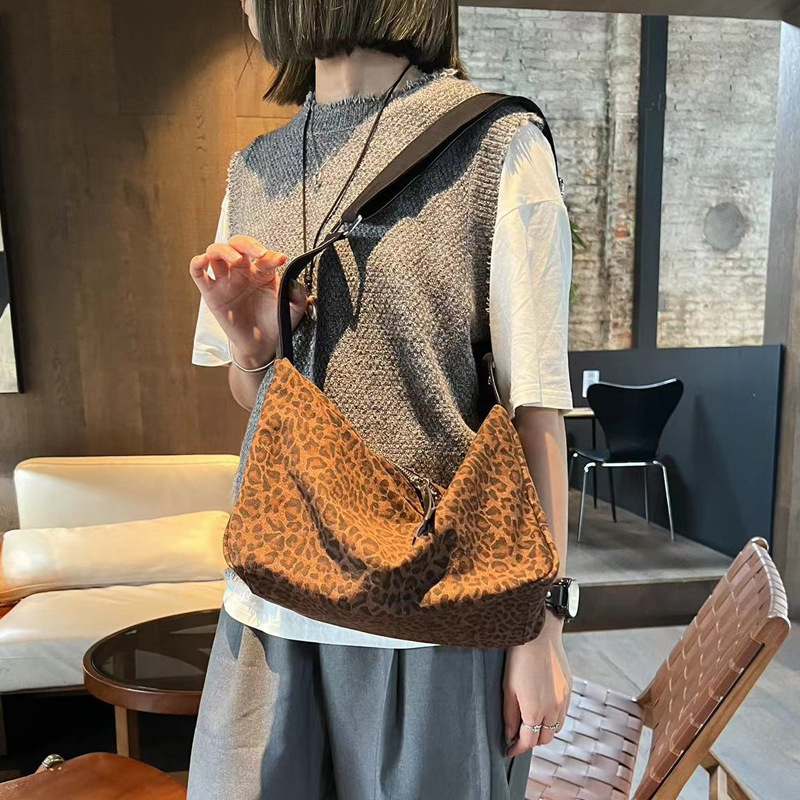 Shoulder large capacity commuting 2024 autumn and winter new item, niche leopard print canvas tote bag, fashionable_voghion.com