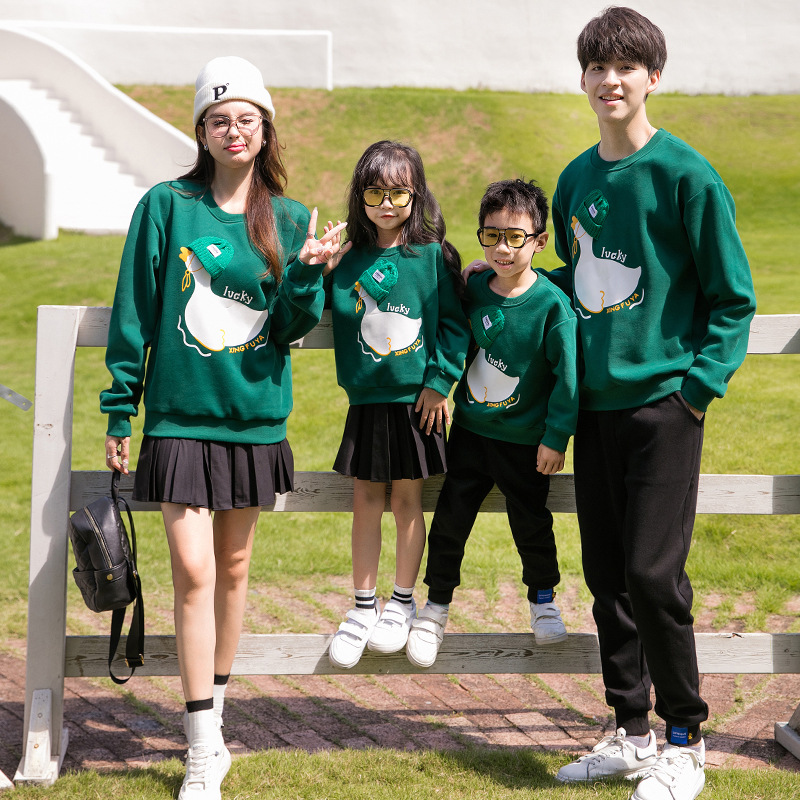 2023 desgaste de padres e hijos Otoño e Invierno Nuevo suéter forrado de lana traje de una familia de tres cuello redondo madre e hija manga larga familia de dibujos animados desgaste