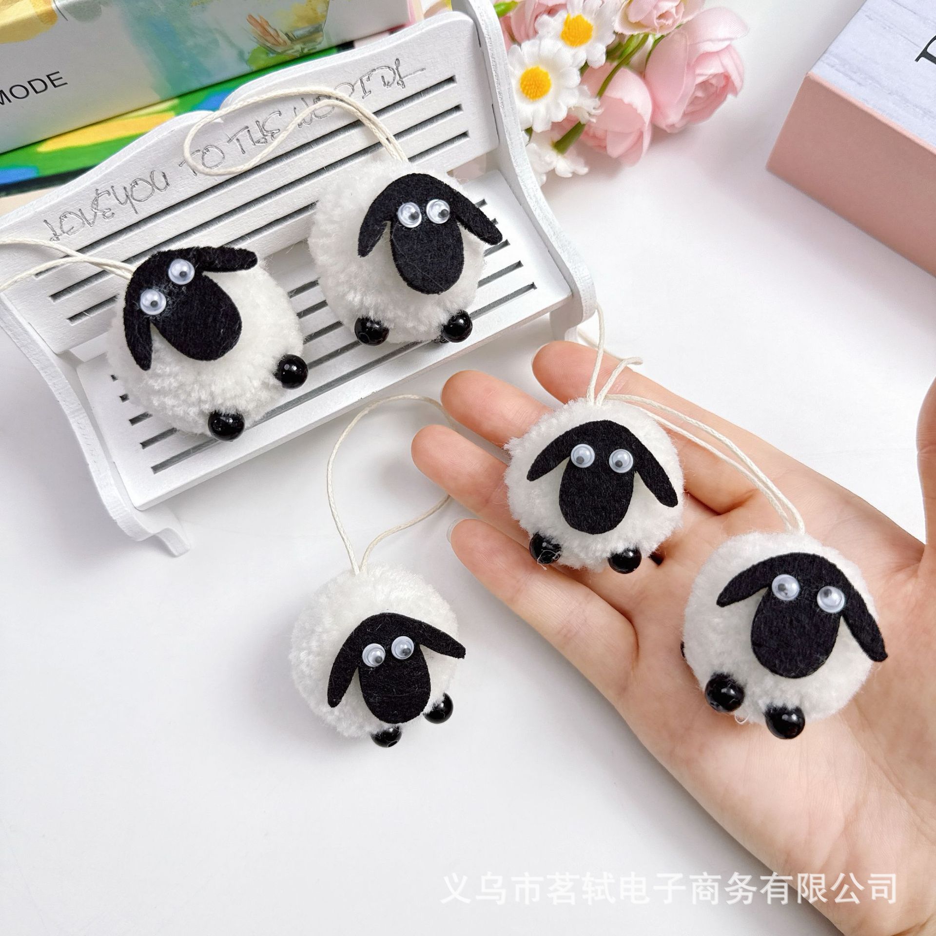 创意黑白小羊毛绒挂件肖恩羊圣诞节装饰包包毛球挂饰小礼物批发