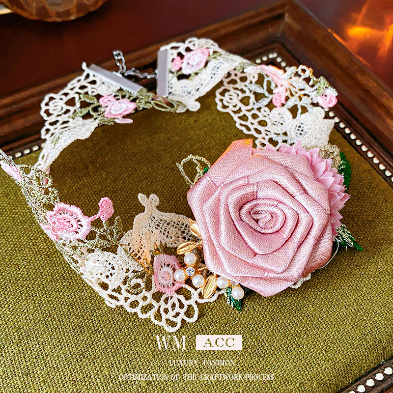 Collar de diamantes con incrustaciones de perlas de flores de tela, collar de diseño fresco y dulce, collar de alta gama de nicho Mori al por mayor