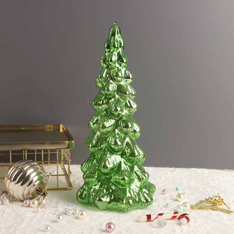 クリスマス装飾品プレゼントテーブルのテーブルの上に飾られたミニガラスのクリスマスツリーの発光シーンの配置品|undefined