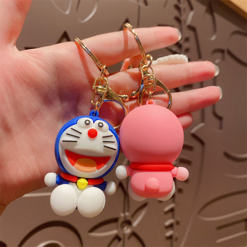 ドラえもんのキーホルダーのファッションバッグのペンダントのファッションカップルのアクセサリーの漫画の車のキーホルダーのプレゼントの卸売り|undefined