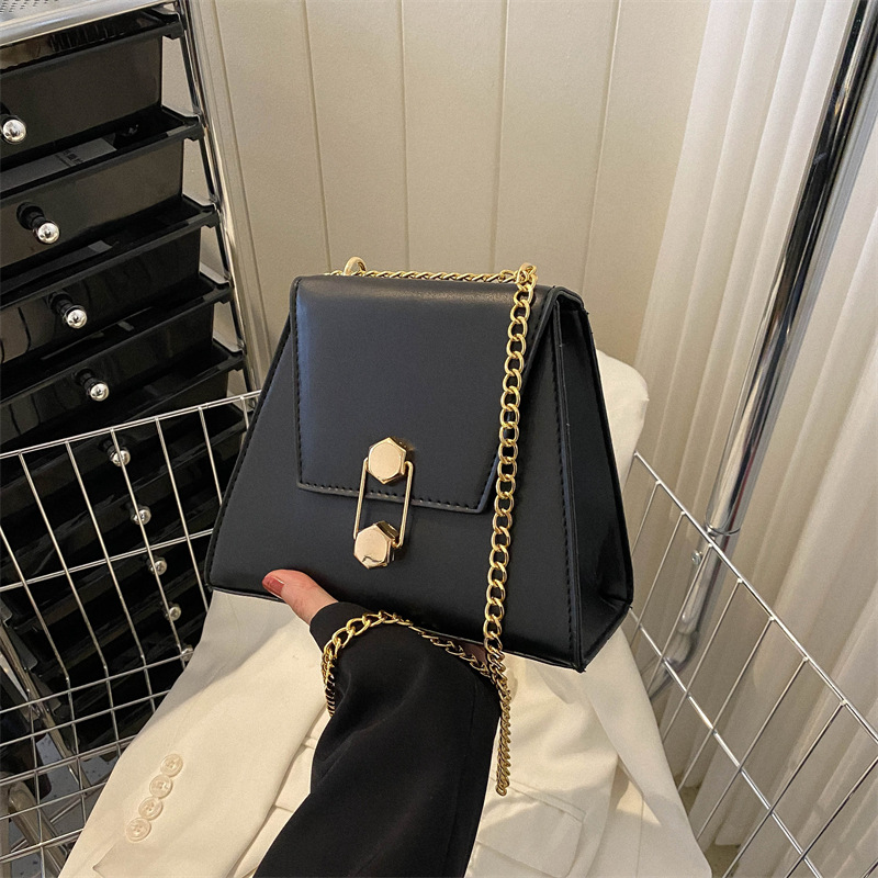 Trapezoidal pequeña bolsa cuadrada de verano de las mujeres de color sólido nicho diseño bolsa de mensajero 2023 nueva cadena de bloqueo de moda bolso de las mujeres