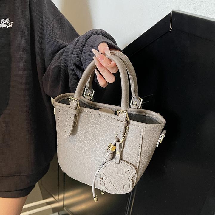 Bolsa de cubo portátil de comercio exterior 2025 nuevo bolso de mochila de textura universal nicho de diseño de red de popularidad explosiva bolso de hombro