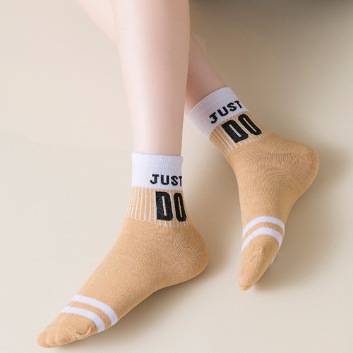 袜子女字母百搭中筒袜日系可爱学生袜透气薄款运动袜个性潮流长袜