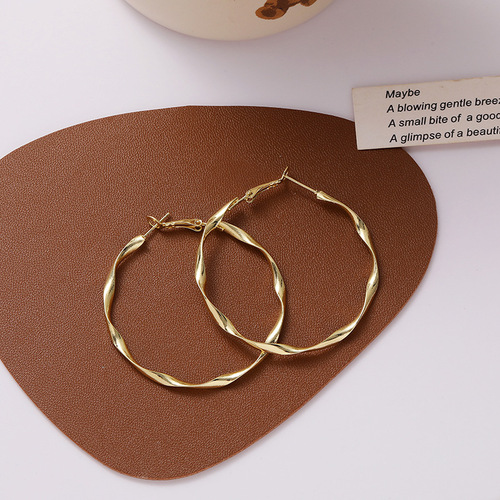 INS style internet celebrity same style simple temperament personality light curved large circle earrings French style mosquito coil ear clip earrings