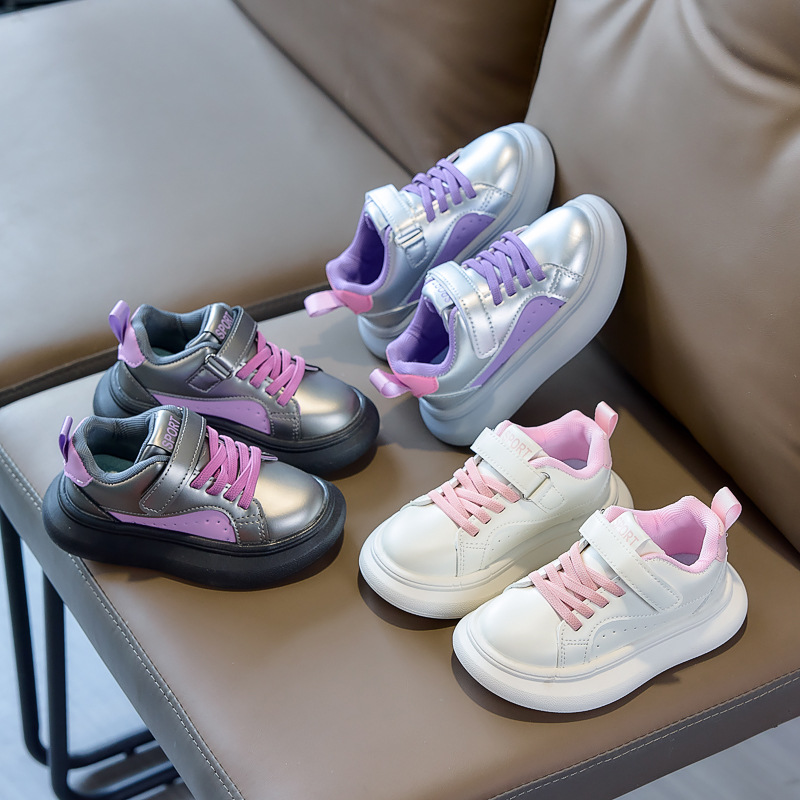 Zapatos de niñas 2026 primavera nuevos zapatos deportivos para niños cómodos versátiles marca de tendencia chicas velcro zapatos al por mayor en stock image 2