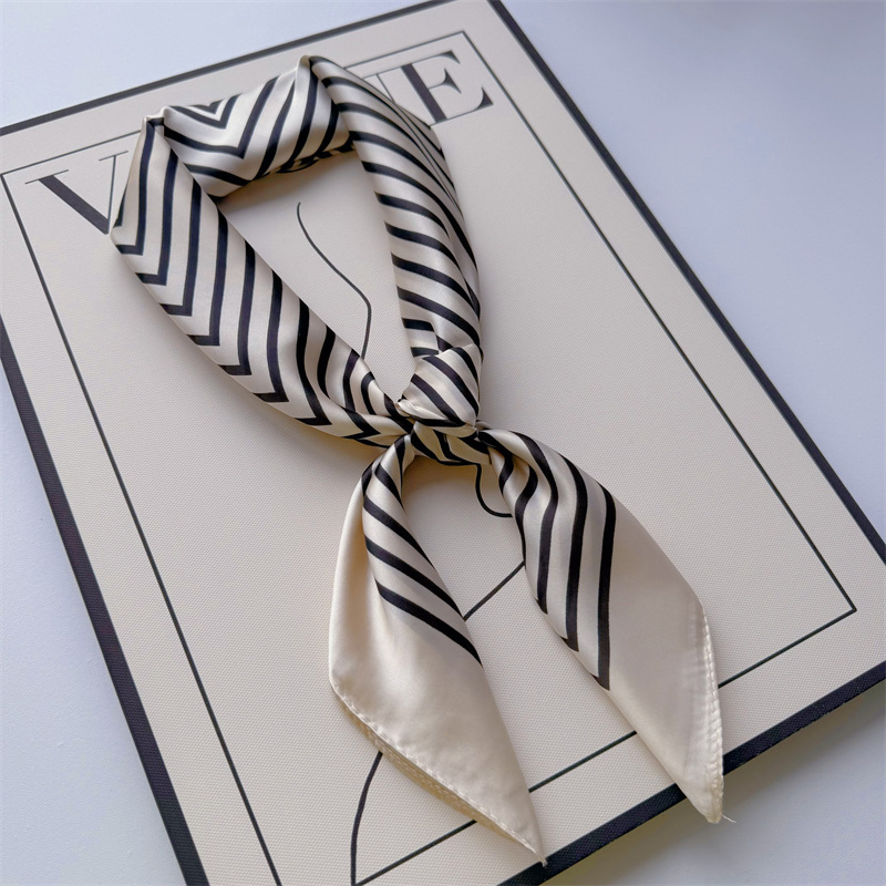 Primavera y verano nueva bufandas de impresión de letras de satén 70 × 70 bufandas de seda pequeñas bufandas cuadradas de alta calidad bufandas de estilo francés