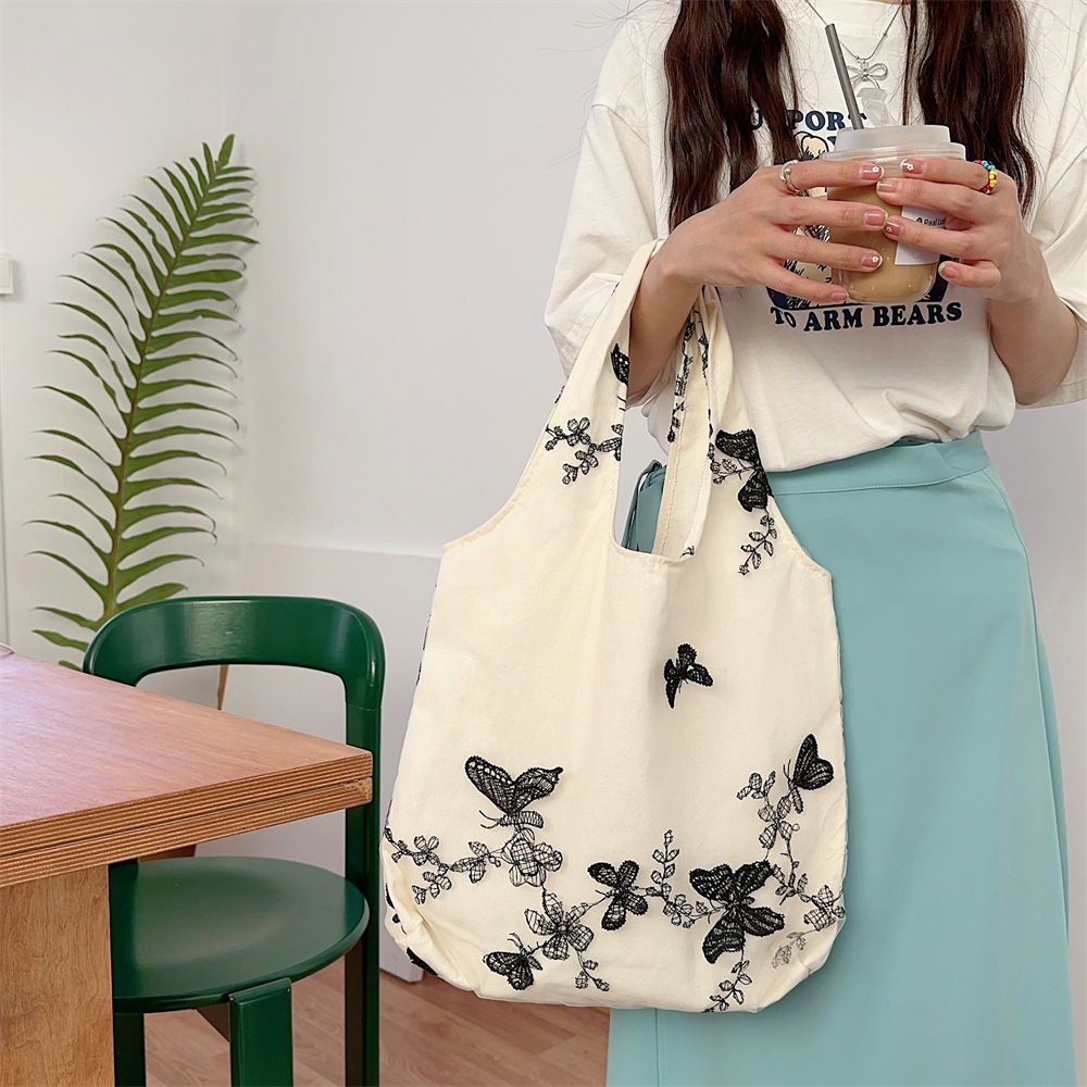 44292 Traditional Chinese style retro embroidered lace butterfly cloth bag for casual women's travel, canvas bag, large capacity single-shoulder bag Application Scenario