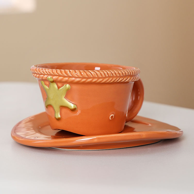 Taza y plato de color naranja