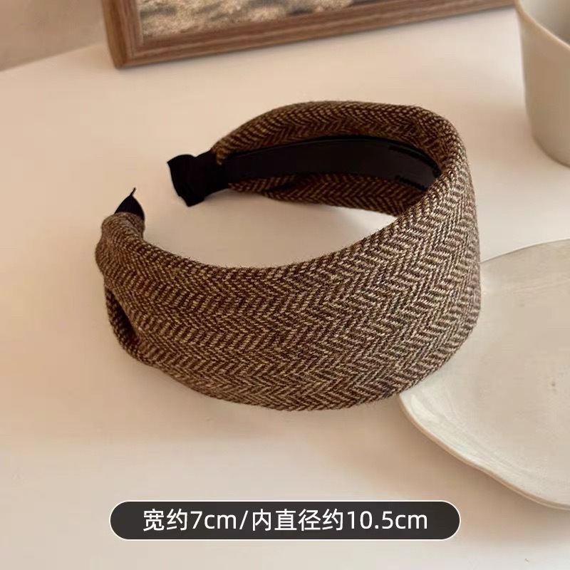 # 12 brown knitted wide-brimmed headband