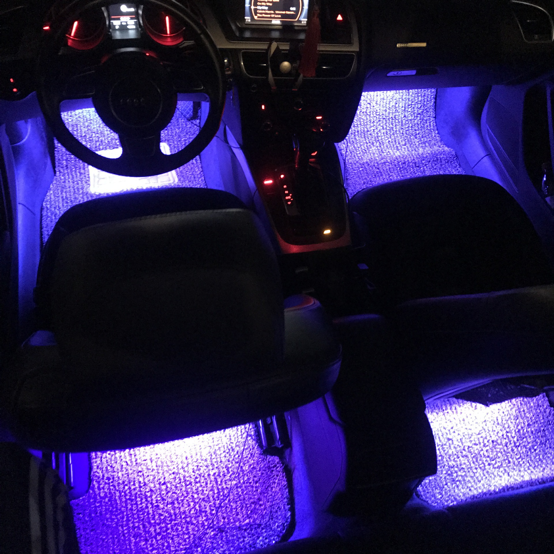 Luz ambiental para coche, luz ambiental para el espacio entre los asientos, iluminación LED, luz musical RGB colorida controlada por sonido.
