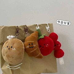 食べ物と遊びの趣味のキーホルダーはジャガイモの牛の角の包みのぬいぐるみのペンダントのかわいい少女のお嬢さんの贈り物をからかって飾ります。
