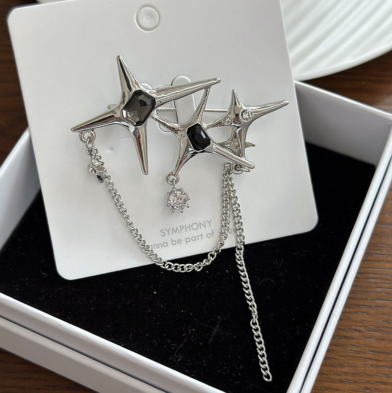 New Four Mans Star Chain Tassel Brooch Female Niche Design High-grade Elegant Sweet Cool Style Pin Clothing Accessories