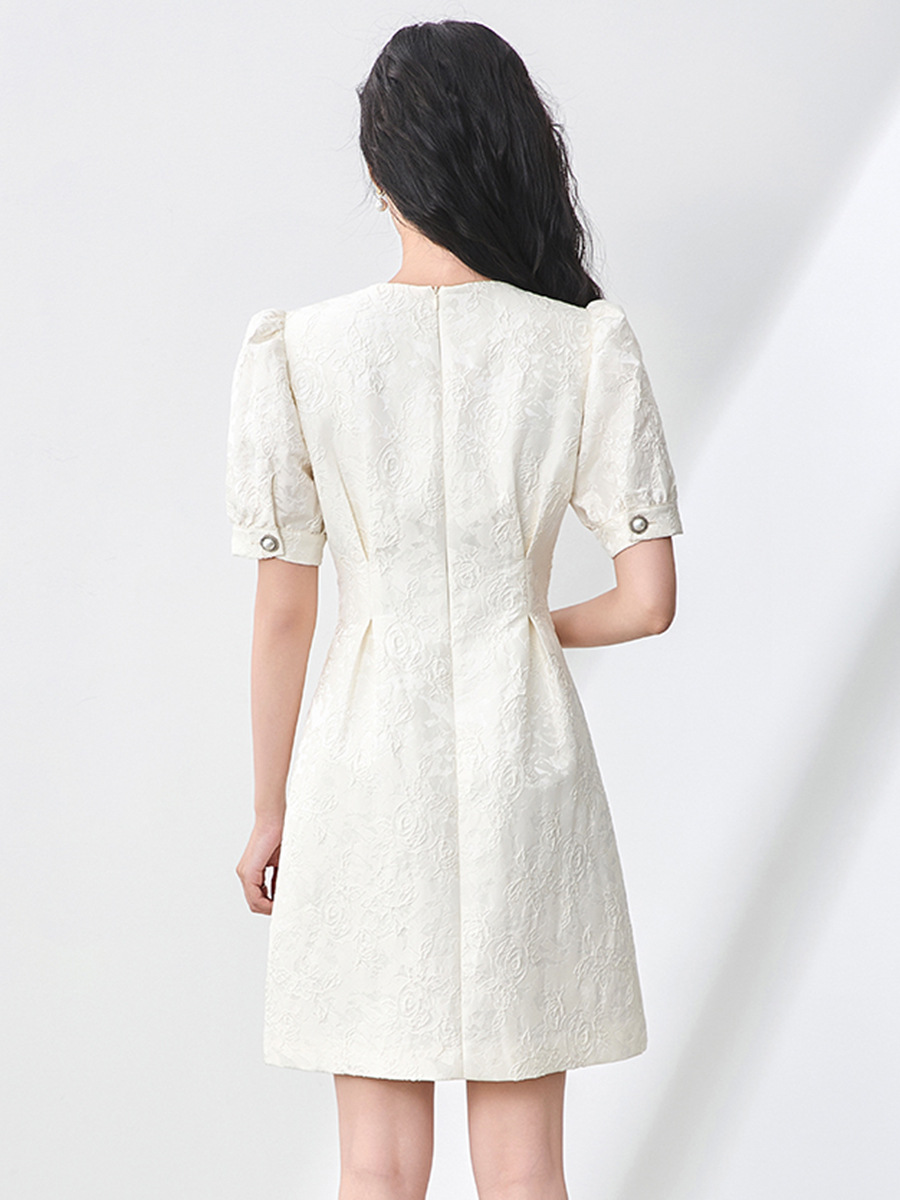 Váy liền tay phồng cổ vuông jacquard nổi họa tiết ngọc trai phong cách tiểu thư — Màu be