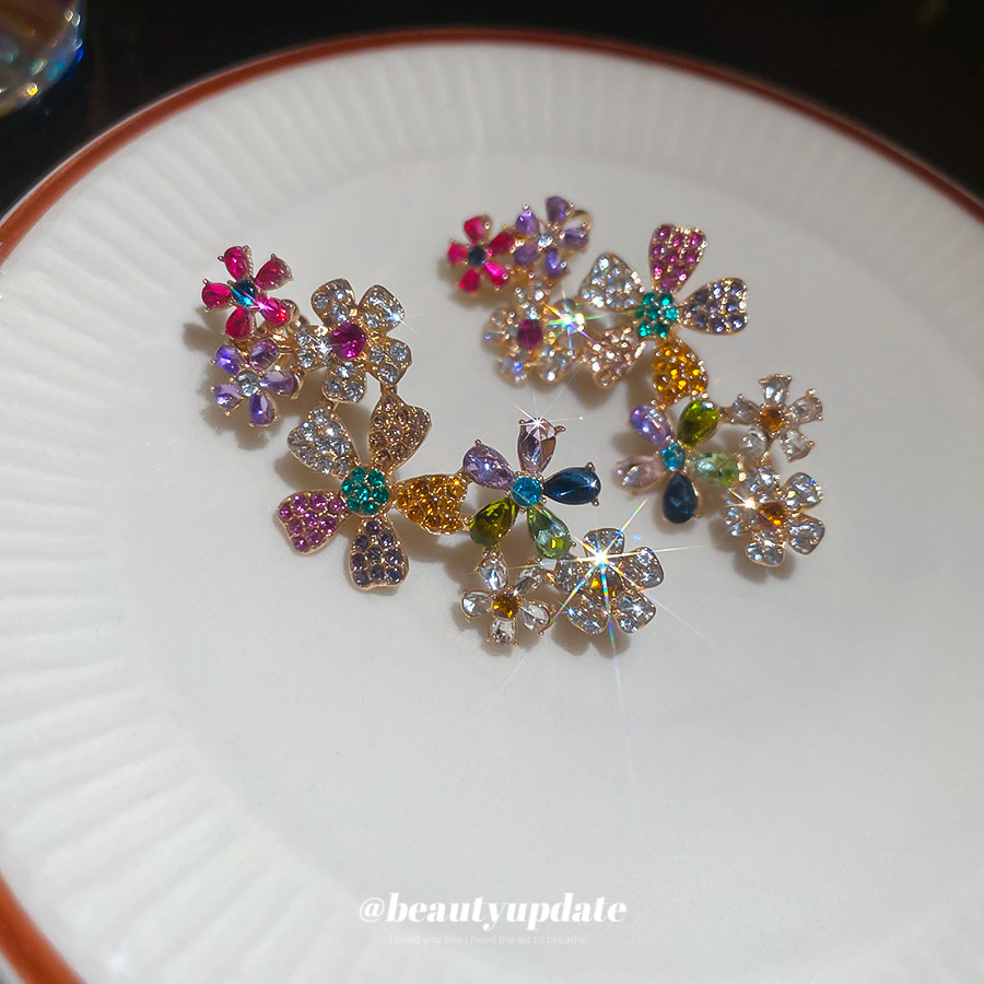 Pendientes de flores de aguja plateada de galvanoplastia de oro real de 18k Pendientes de una pieza Pendientes de moda de lujo ligero de alta gama nicho