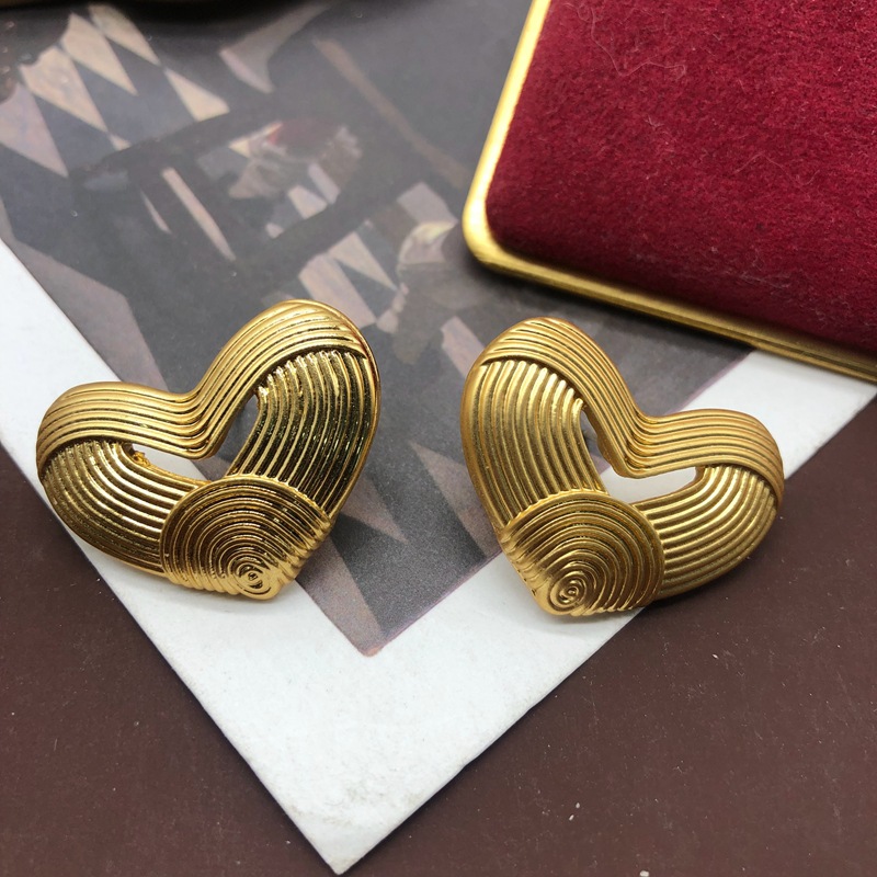 10g Weight Artificial Pearls Inlay Material Ear Studs Classification 1 Pair Quantity Daily Occasion Alloy Material Heart Shape Pattern Women'S Gender Plating Design Retro Style 1 Pair Retro Heart Shape Alloy Plating Artificial Pearls Women's Ear Studs 9