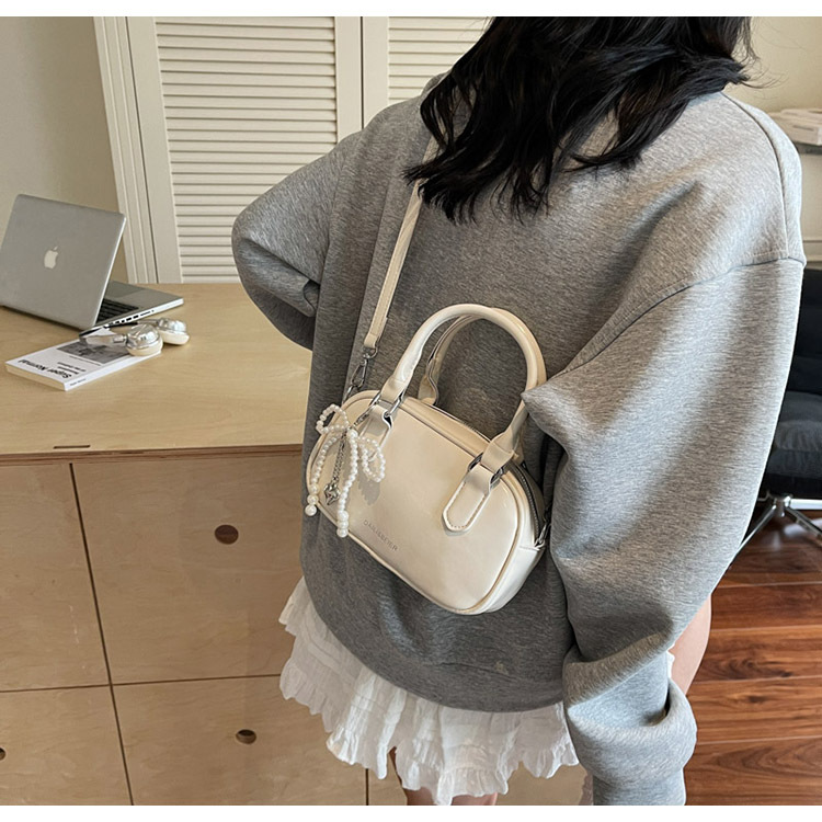 A fashionable Korean-style small square bag for women in the summer of 2025, featuring a simple and retro single-shoulder, crossbody and hand-held pillow bag undefined