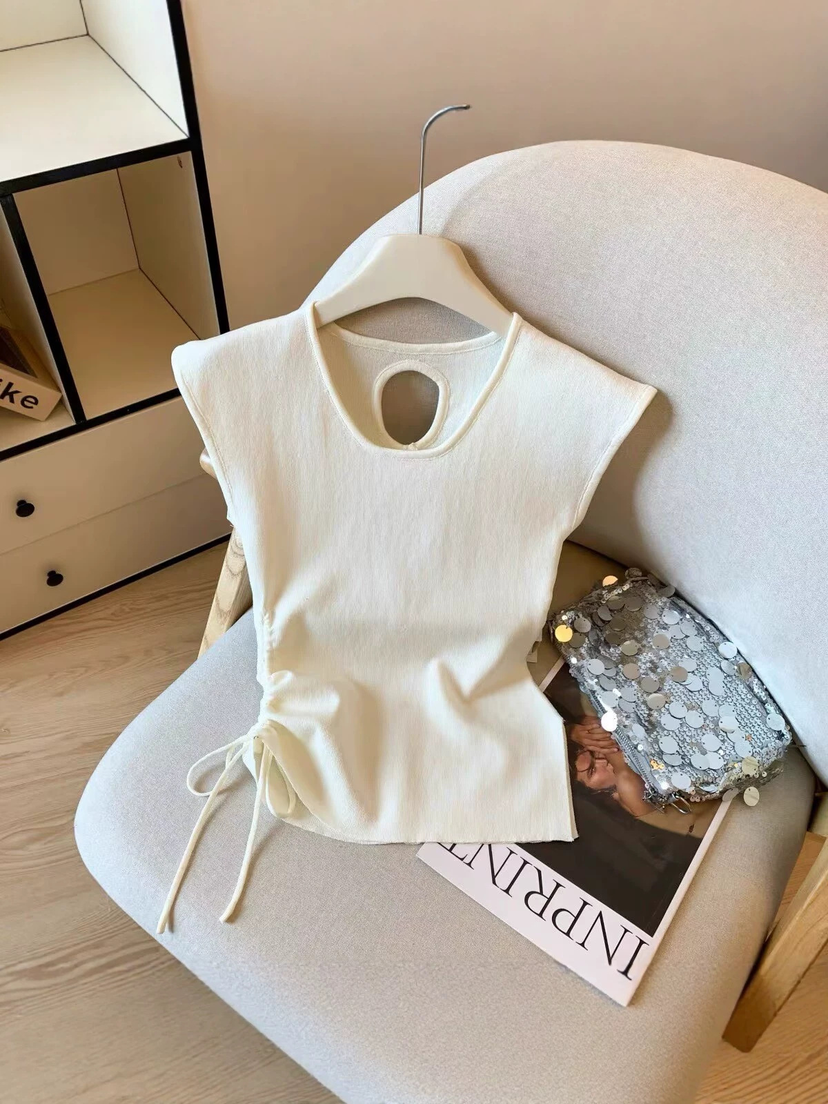 Áo hai dây nữ dệt kim tơ băng, thiết kế bất quy tắc xếp ly, họa tiết rỗng cách điệu — màu đen