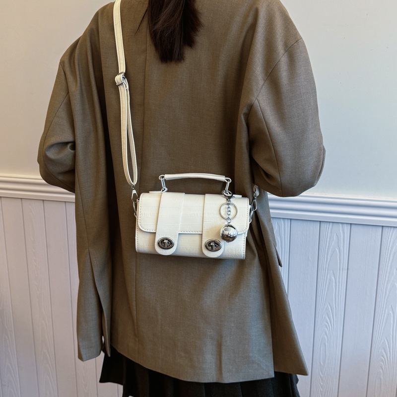 Bolso pequeño bandolera para mujer 2024 nuevo estilo de verano de alta calidad, estilo de nicho portátil para mujer, estilo explosivo con falda, bolso de mensajero
