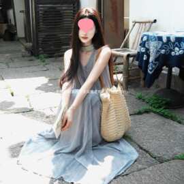 海盐蓝色法式风挂脖吊带长裙2026夏季新款海边无袖度假气质连衣裙