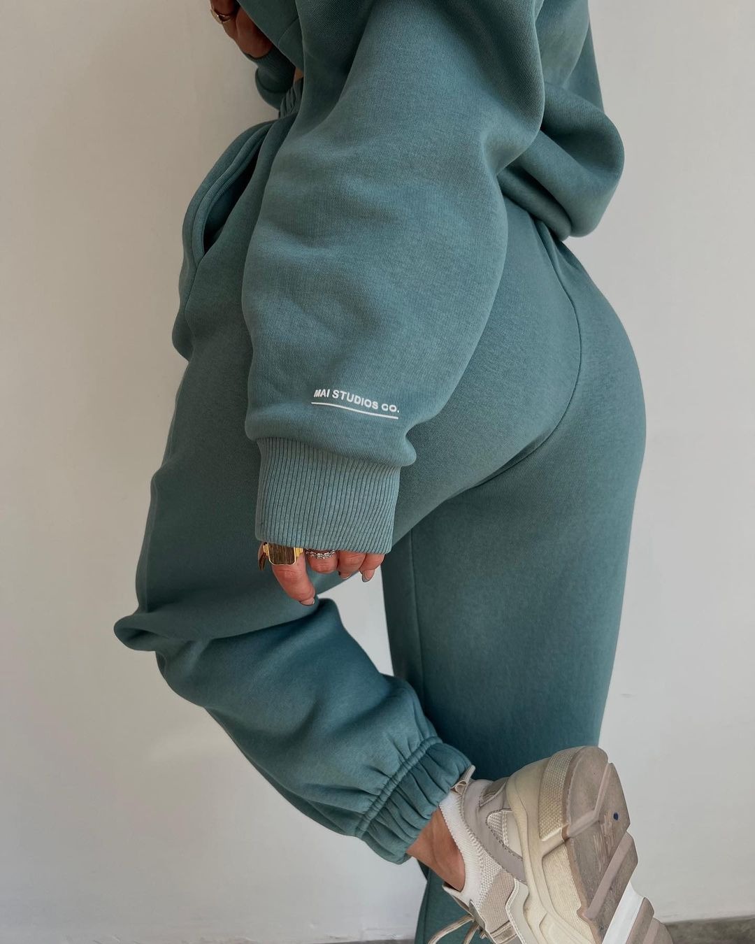 2024 Herbst/Winter neues lässiges Plüsch-Set mit langärmeligem Kapuzenpullover und Hose für Damen_voghion.com