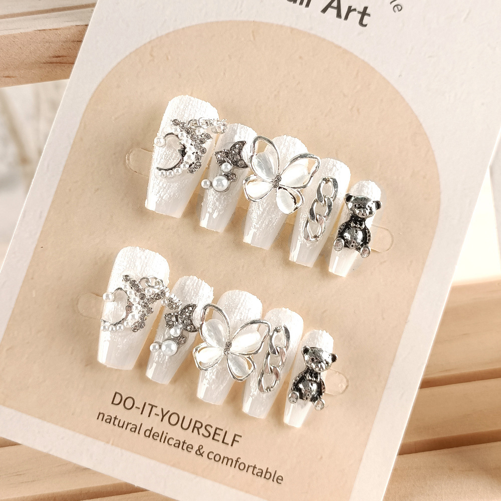 Ventas transfronterizas de mariposa de plata, manicuras de cadena de perlas, parches de uñas de lujo ligero, estilo elegante y elegante para usar uñas