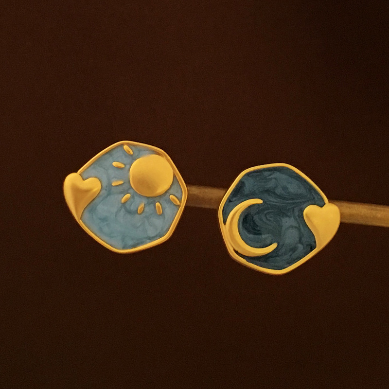 1 Paar Einfacher Stil Strassenmode Sonne Mond Herzform Asymmetrisch Emaille Überzug Kupfer Vergoldet Ohrstecker display picture 1