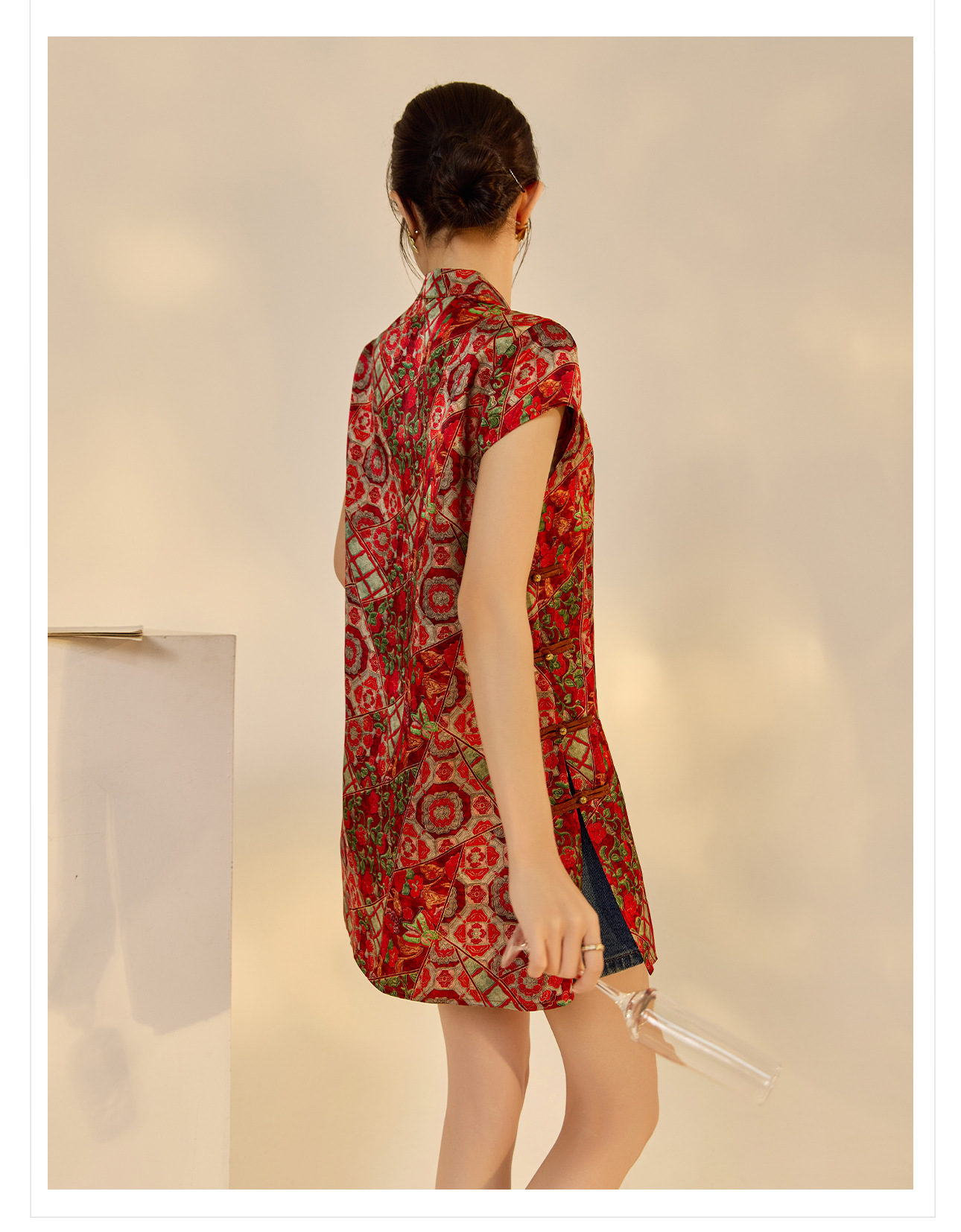 Đầm suông midi chữ A vải rayon thêu hoa cách tân cổ điển Trung Quốc — Màu đỏ san hô, Màu caramel chi tiết 16