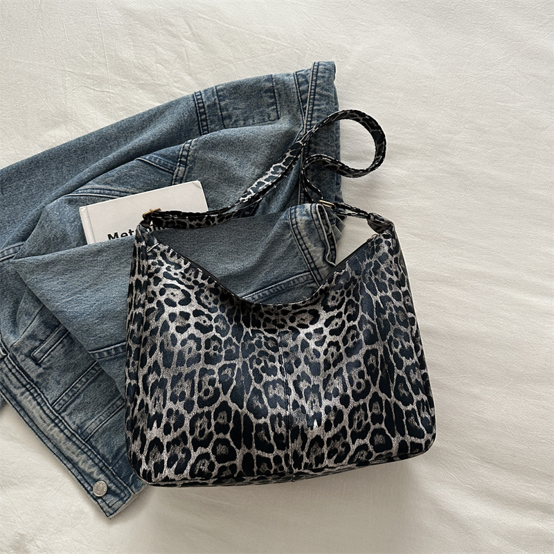 Bolsa de gran capacidad para mujeres 2024, invierno nuevo estilo extranjero, textura coreana, bolso de hombro para clase de viaje a la moda.