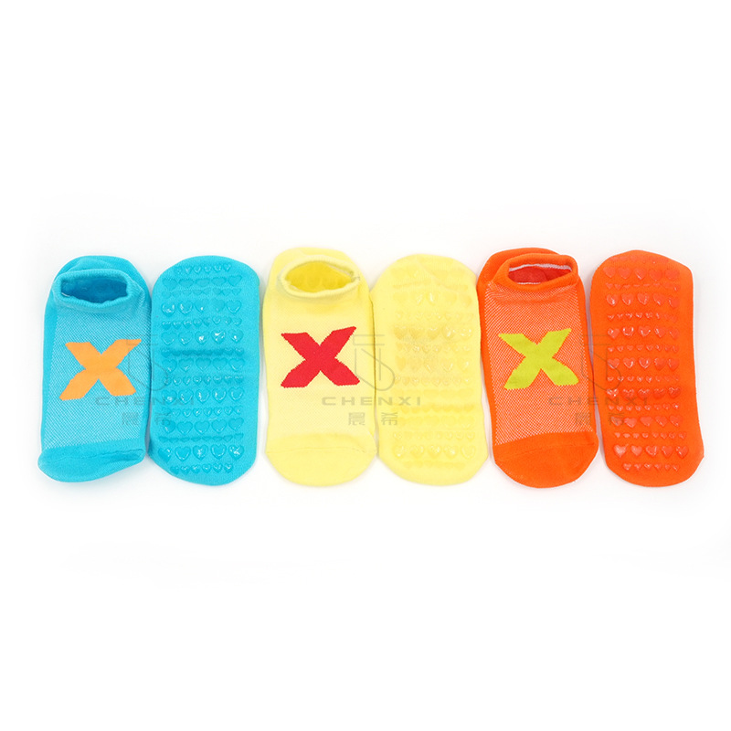 Calcetines de piso antideslizantes para niños de interior, trampolín, parque infantil, centro de educación temprana para padres e hijos, calcetines antideslizantes, calcetines de piso con pegamento