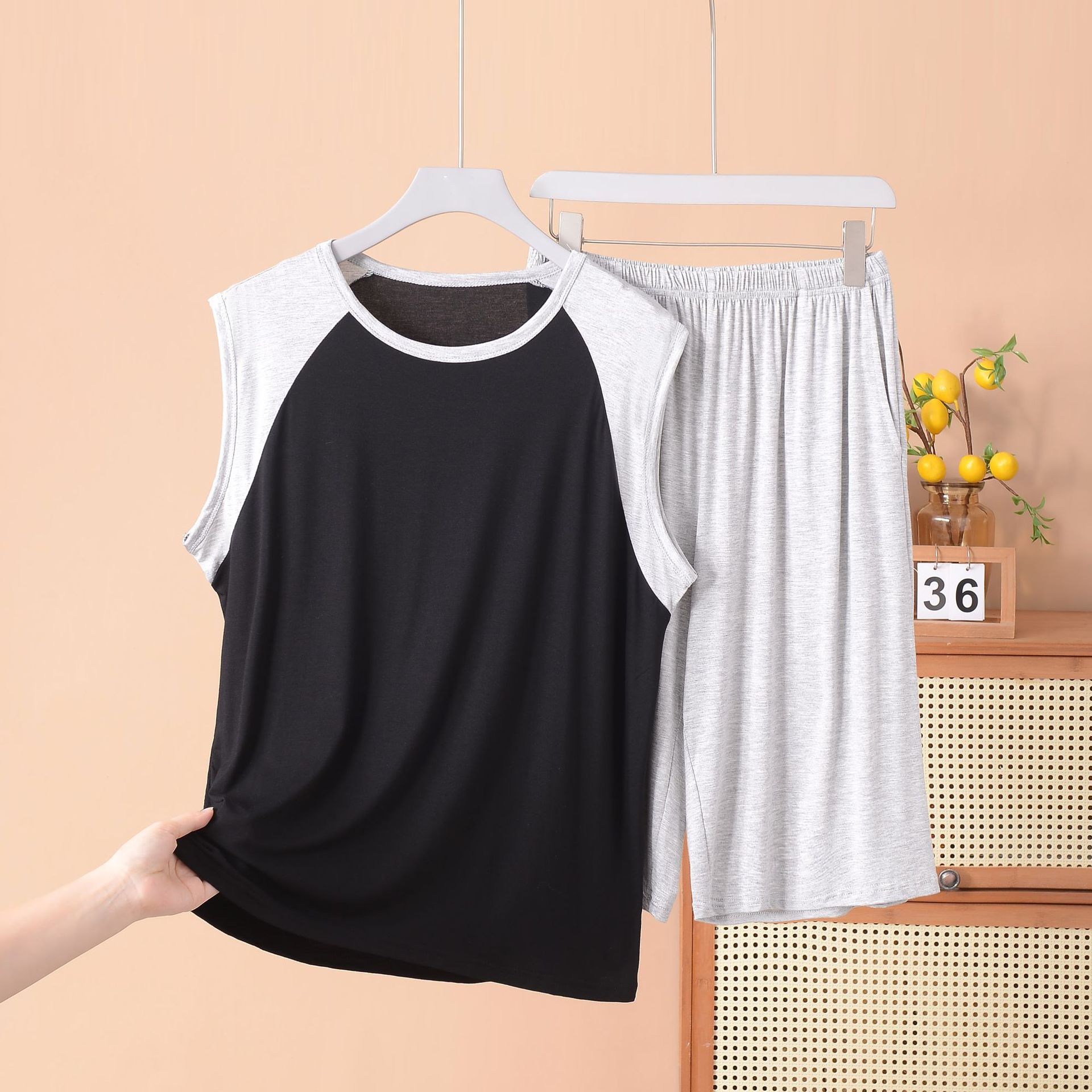 밝은 회색이 가미된 검정색