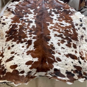 整张三色虎纹牛皮地毯  花纹均匀对称 毛色鲜艳明亮  家居装饰用