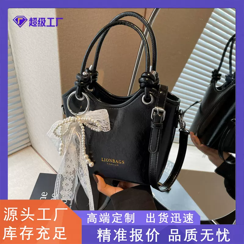 新款时尚简约质感手提水桶包2025春季小众简约休闲单肩斜挎包女