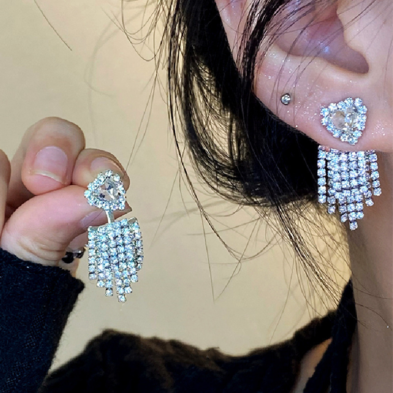 Diseño de nicho de alta gama borla larga sin orejas clip de oreja elegante estilo occidental de las mujeres cara-mirando pequeños nuevos pendientes de moda