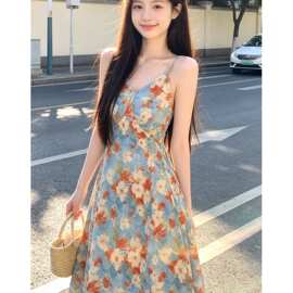 法式油画碎花吊带连衣裙子2026新款夏季海边度假穿搭绝美掐腰长裙