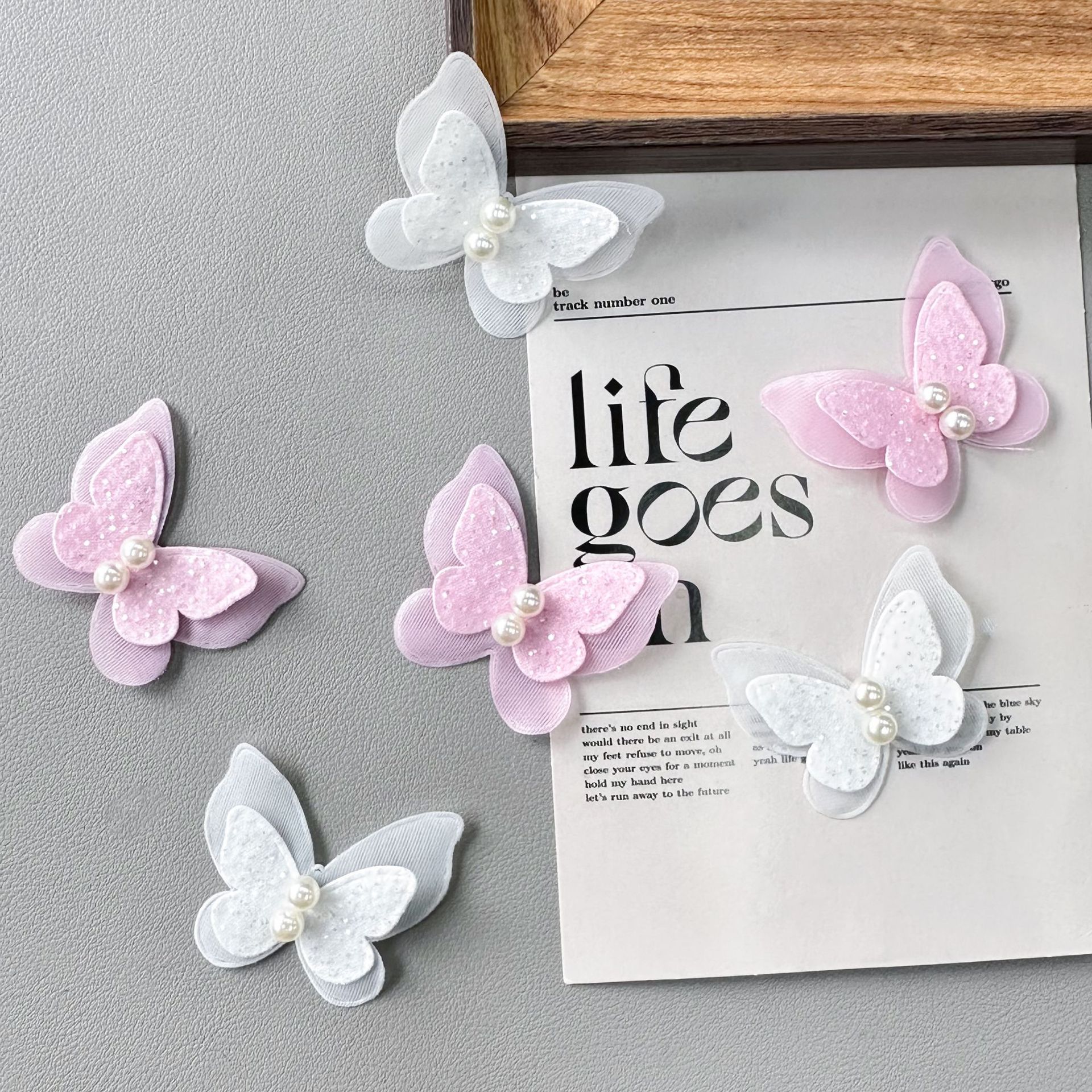 Apliques de mariposa mini de organza de doble capa con perlas, flores decorativas para ropa, ropa infantil, vestidos, zapatos, sombreros, bolsos y accesorios.