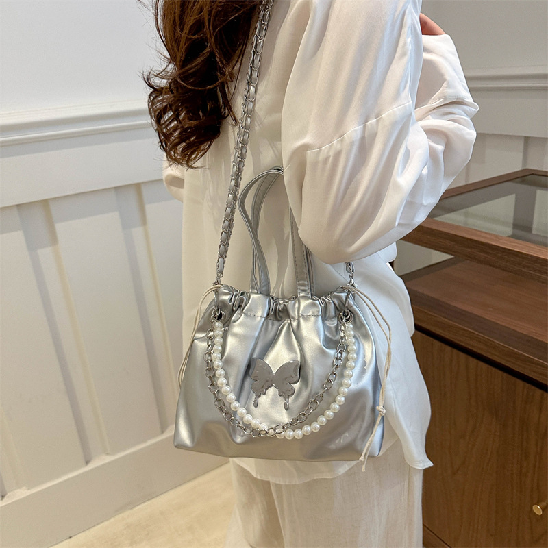Mochila de mariposa plateada para mujeres 2024 nueva moda coreana cadena de perlas mochila de mano versátil