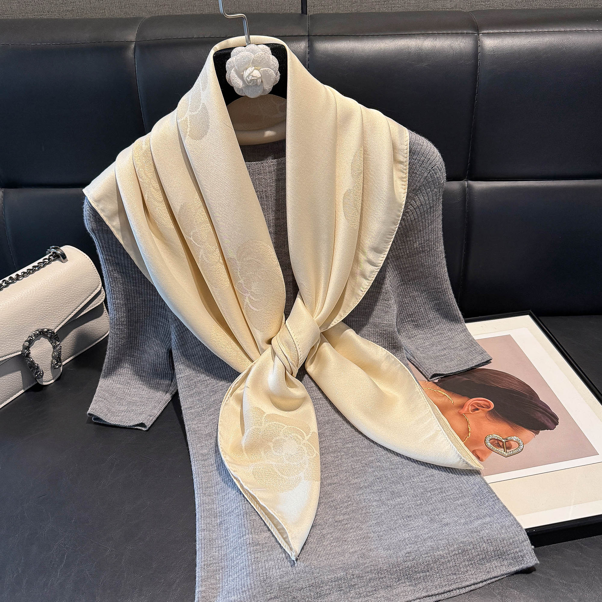 Modischer, dünner Kopftuch aus Kunstseide mit Kamelienmotiv, ideal für Büroangestellte, Retro-Accessoire für Frühling und Herbst_voghion.com