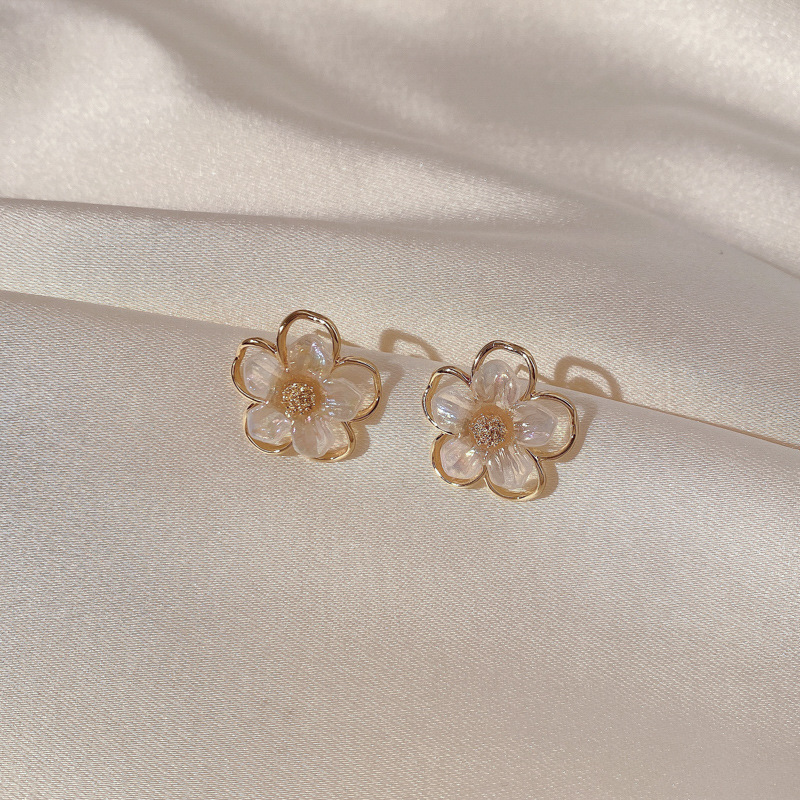 Luz de lujo de alto nivel nicho de diseño femenino sensación de aretes de bordilla temperamento perla asimetría joyería perla al por mayor