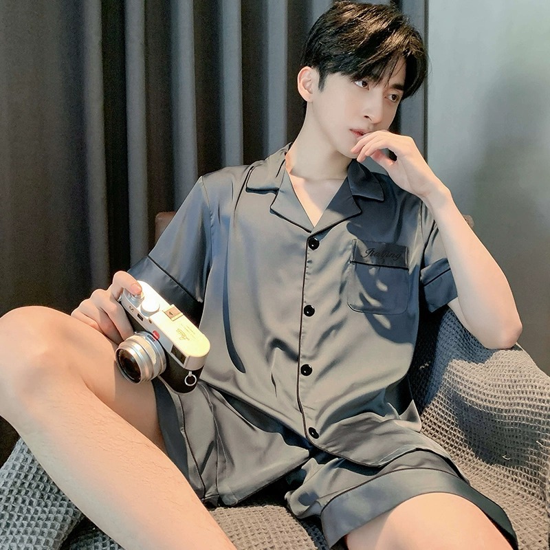 새로운 잠옷 남성 여름 아이스 실크 짧은 소매 반바지 얇은 소년 여름 십대 가정 의류 세트 도매
