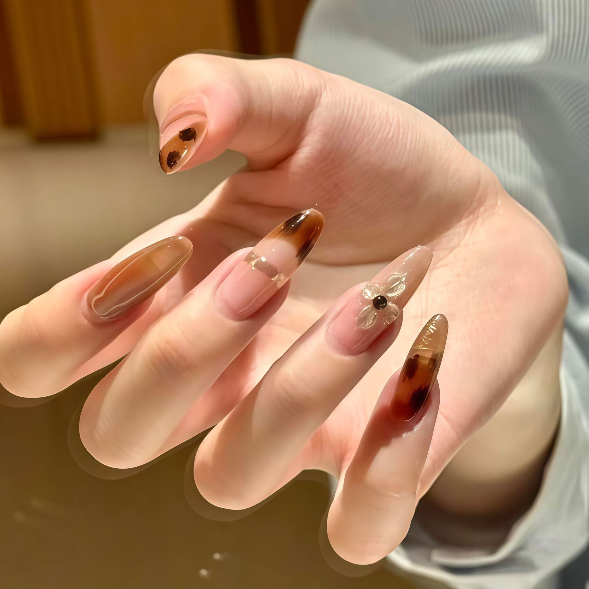 Uña francesa estampada de leopardo estereoscópica flor dorada de manicure francesa parche de uñas falsas desmontable tipo de uso largo