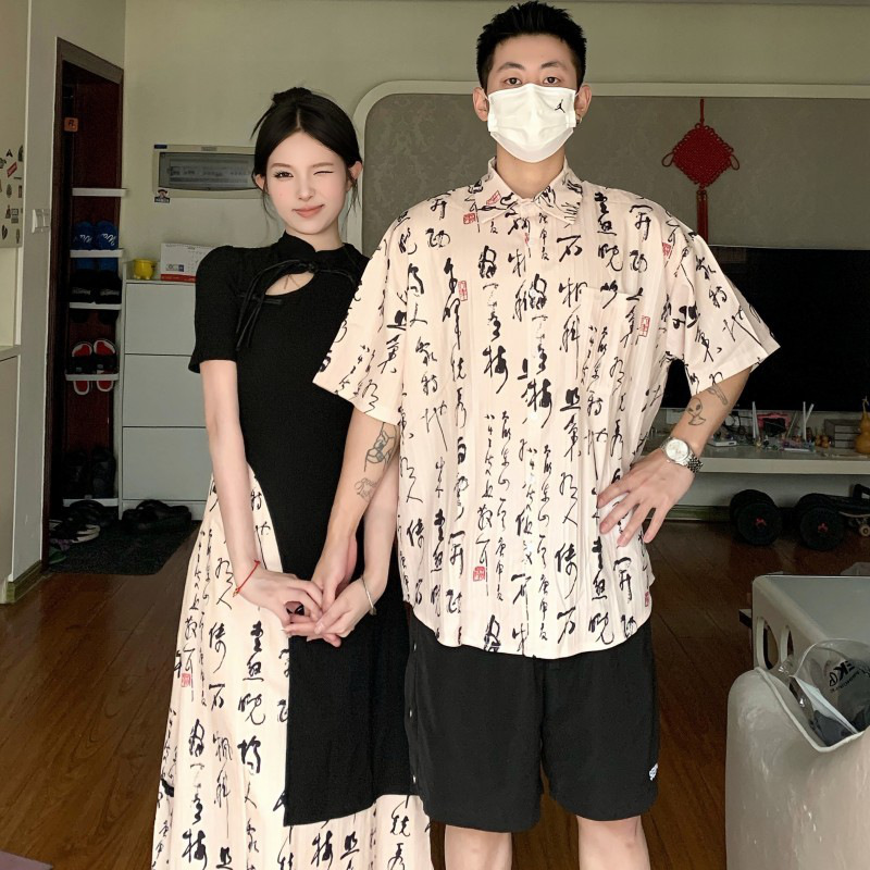커플의 여름 새로운 중국 스타일 한자 인쇄 하이 엔드 A 라인 원피스 여성 세트 남성 반팔 옷깃 셔츠