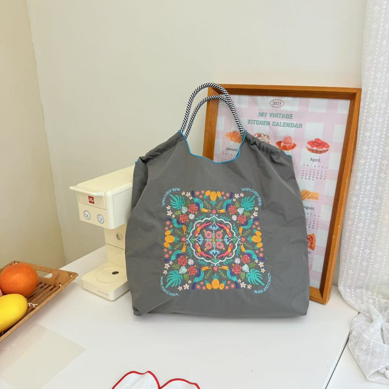 厳選ネット赤同項日系ボールチェーン刺繍レジ袋女性ファッション小衆大容量シングルバッグ潮