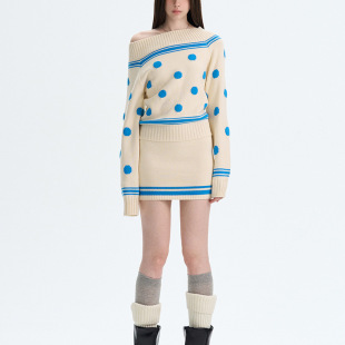 ����ѩ���{���͹�ײɫ���cë��Ů�ഩ���^ᘿ�����